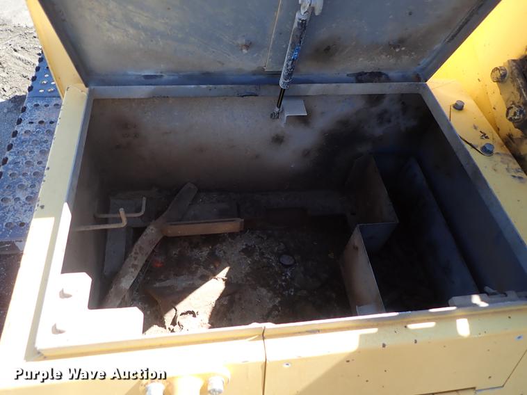 image for item DF1213 2002 John Deere 450C LC excavator