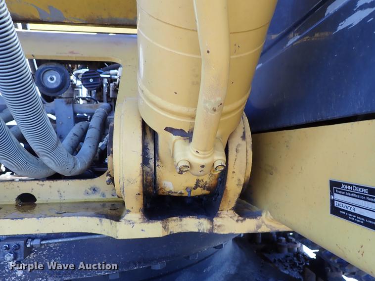 image for item DF1213 2002 John Deere 450C LC excavator