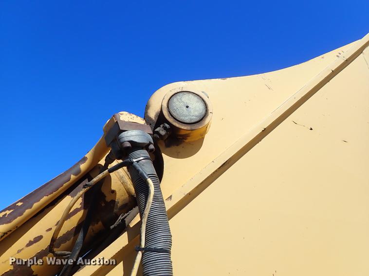 image for item DF1213 2002 John Deere 450C LC excavator