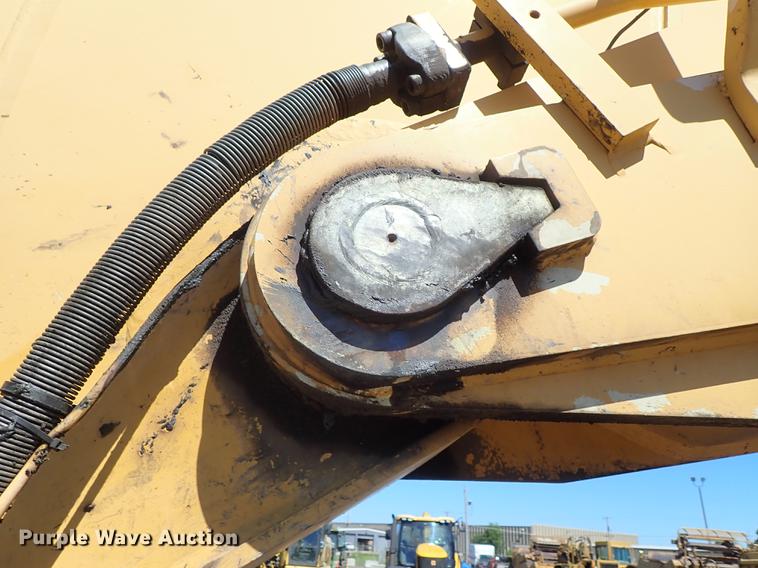 image for item DF1213 2002 John Deere 450C LC excavator