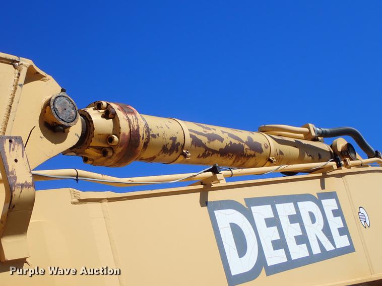 image for item DF1213 2002 John Deere 450C LC excavator