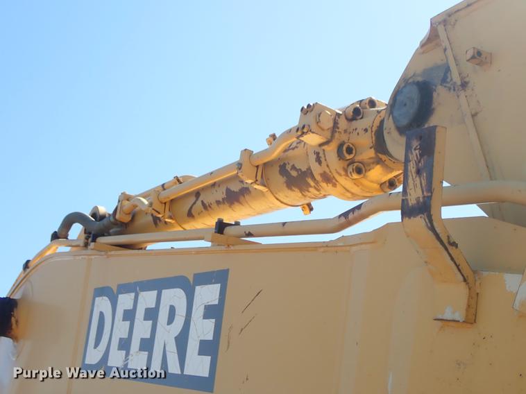 image for item DF1213 2002 John Deere 450C LC excavator