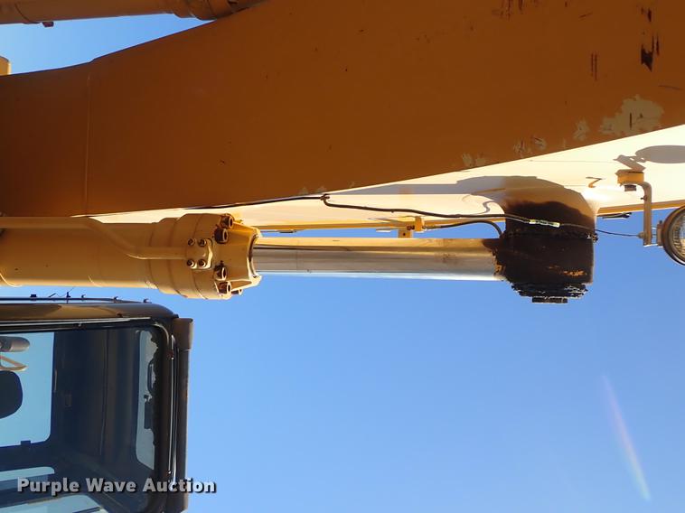 image for item DF1213 2002 John Deere 450C LC excavator