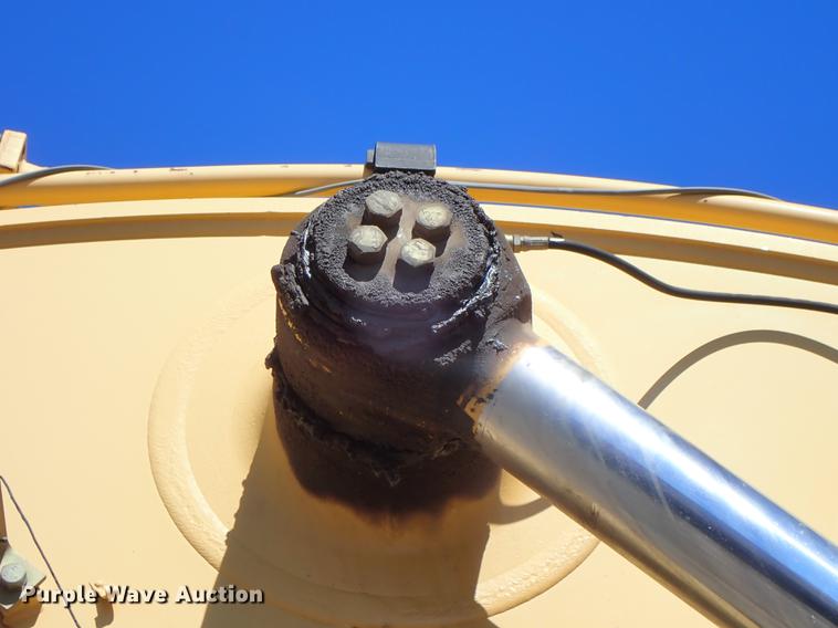 image for item DF1213 2002 John Deere 450C LC excavator