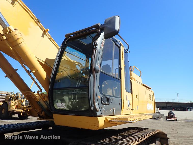image for item DF1213 2002 John Deere 450C LC excavator