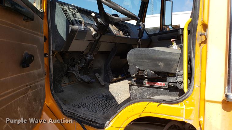 image for item DF3485 2004 Freightliner Business Class M2 dump truck