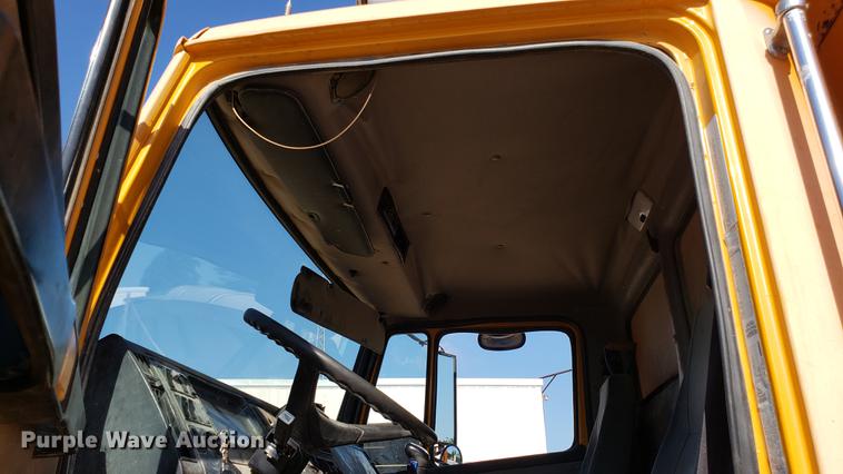 image for item DF3485 2004 Freightliner Business Class M2 dump truck
