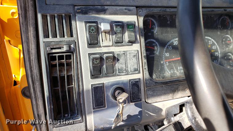 image for item DF3485 2004 Freightliner Business Class M2 dump truck