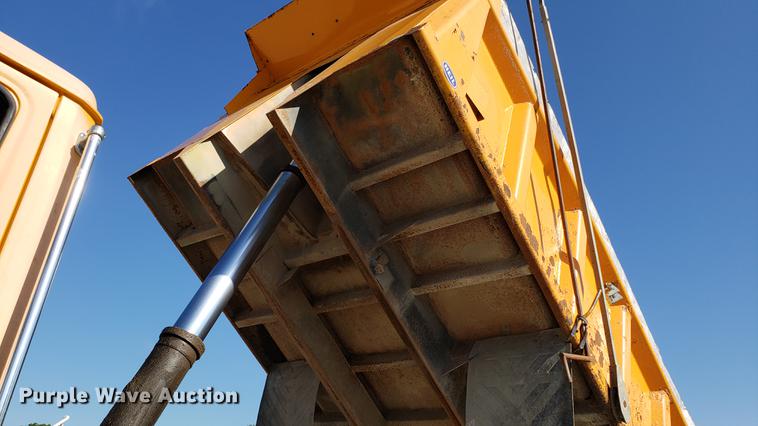 image for item DF3485 2004 Freightliner Business Class M2 dump truck