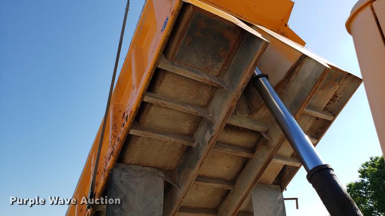 image for item DF3485 2004 Freightliner Business Class M2 dump truck