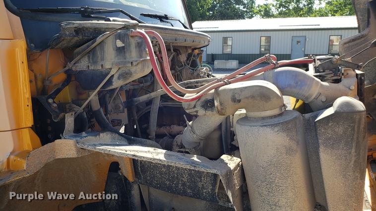 image for item DF3485 2004 Freightliner Business Class M2 dump truck