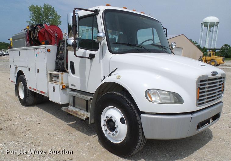 image for item DF7326 2007 Freightliner Business Class M2 service truck