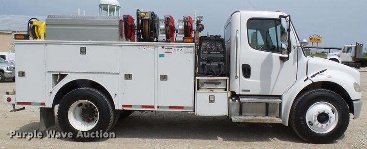 image for item DF7326 2007 Freightliner Business Class M2 service truck