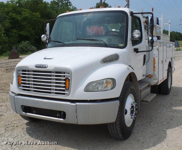 image for item DF7326 2007 Freightliner Business Class M2 service truck