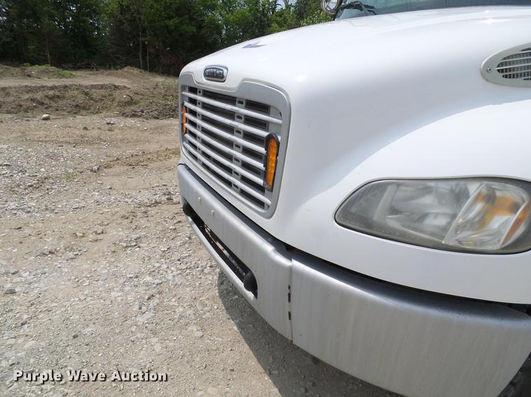 image for item DF7326 2007 Freightliner Business Class M2 service truck