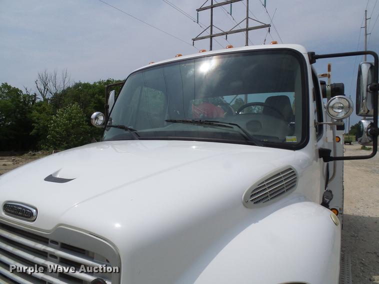 image for item DF7326 2007 Freightliner Business Class M2 service truck