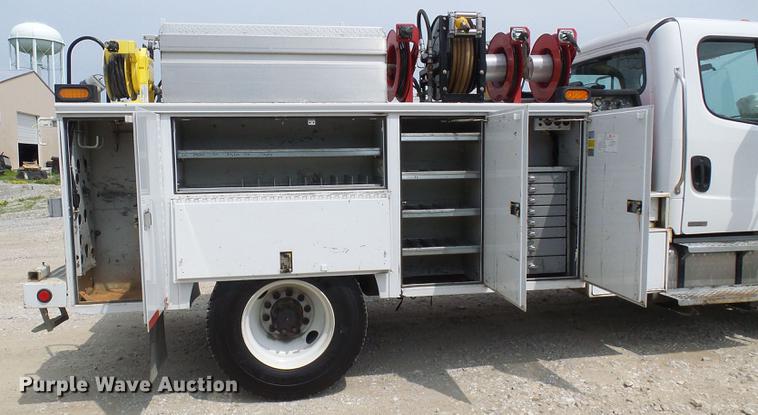 image for item DF7326 2007 Freightliner Business Class M2 service truck