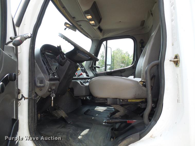 image for item DF7326 2007 Freightliner Business Class M2 service truck