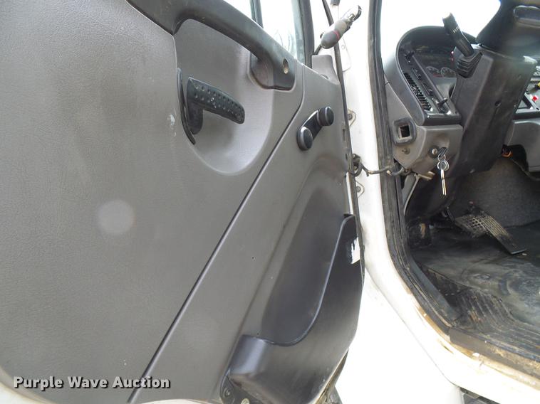 image for item DF7326 2007 Freightliner Business Class M2 service truck