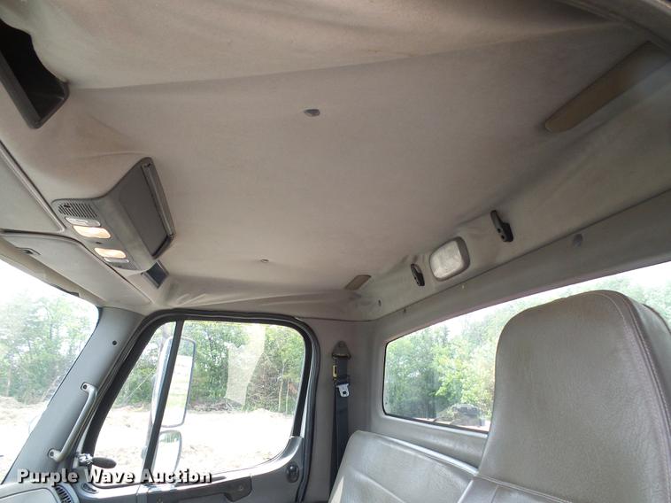 image for item DF7326 2007 Freightliner Business Class M2 service truck