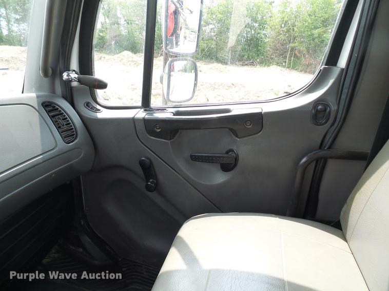 image for item DF7326 2007 Freightliner Business Class M2 service truck