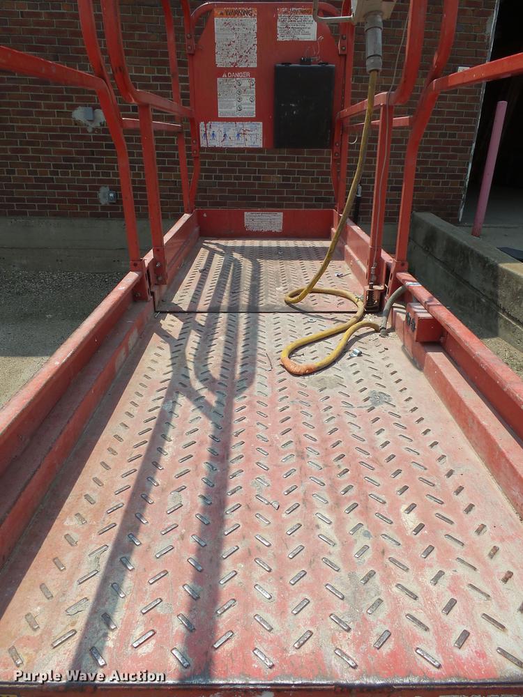 image for item DX9186 2000 Mec 2033ES scissor lift