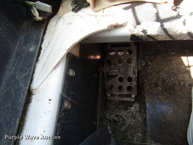 image for item EU9682 2005 Bobcat T300 skid steer