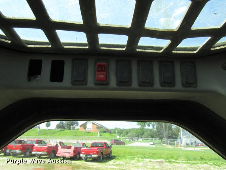 image for item EU9682 2005 Bobcat T300 skid steer