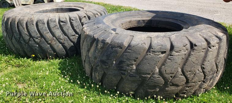 image for item EU9780 (2) 29.5-35 tires