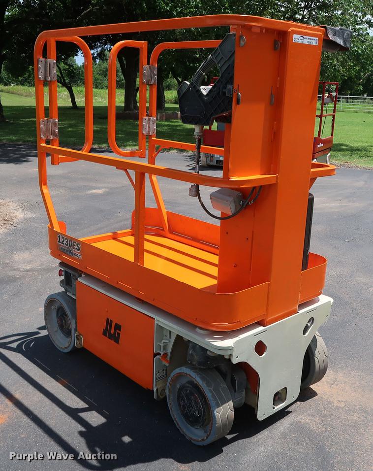 image for item FE9675 2010 JLG 1230ES vertical lift