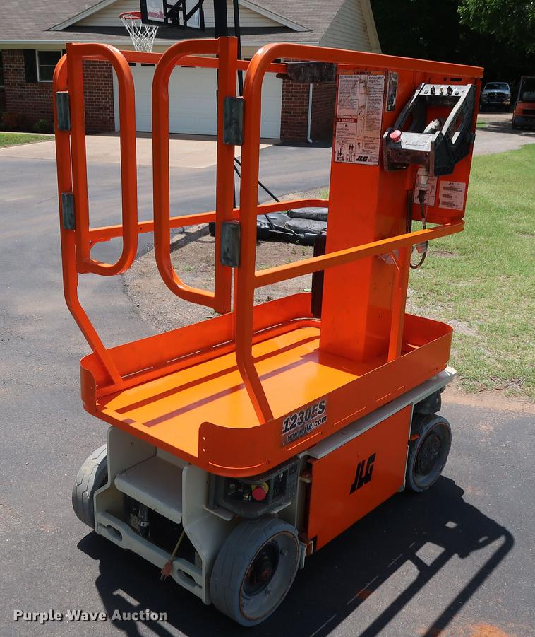 image for item FE9675 2010 JLG 1230ES vertical lift