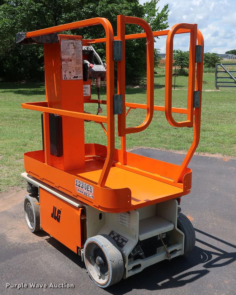 image for item FE9675 2010 JLG 1230ES vertical lift