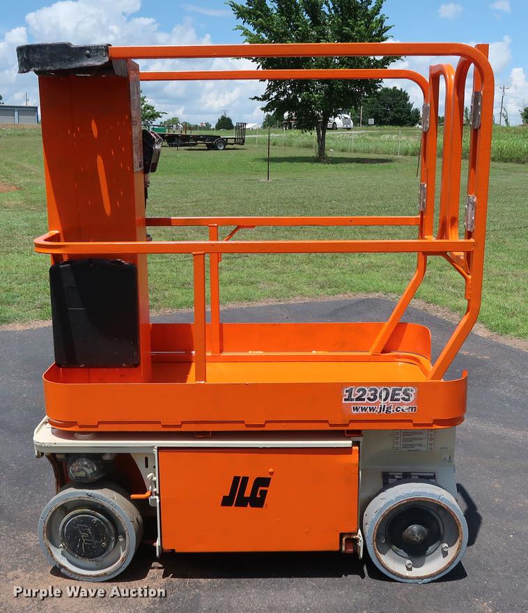 image for item FE9675 2010 JLG 1230ES vertical lift