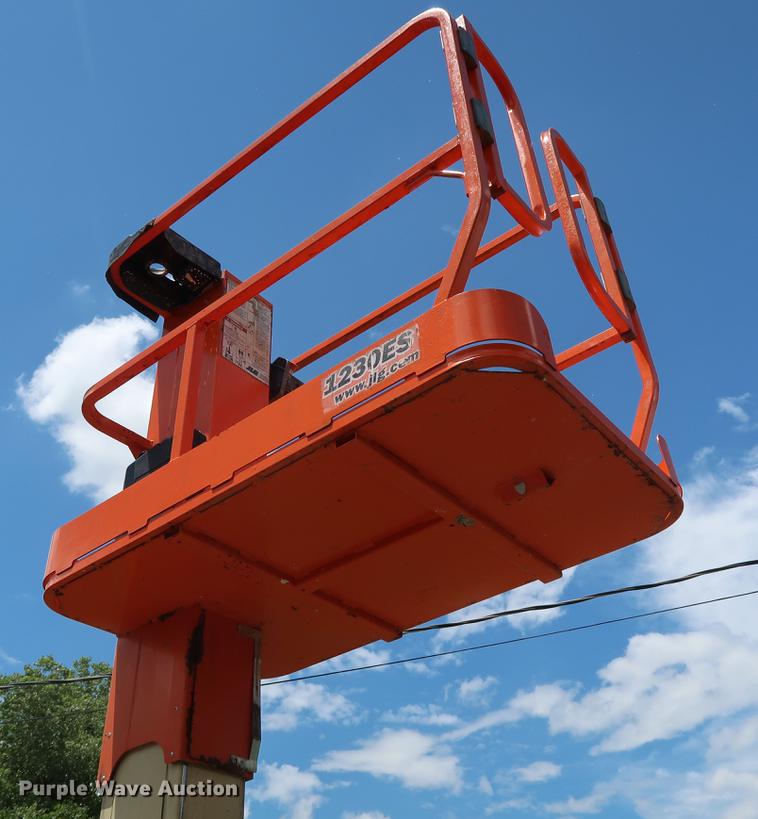 image for item FE9675 2010 JLG 1230ES vertical lift