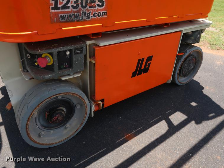 image for item FE9675 2010 JLG 1230ES vertical lift