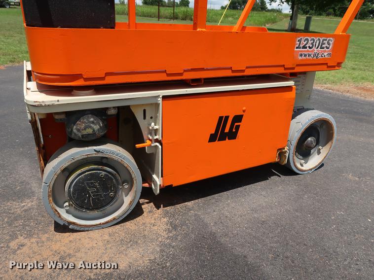 image for item FE9675 2010 JLG 1230ES vertical lift