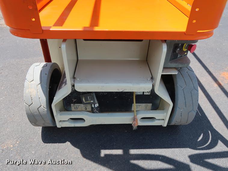 image for item FE9675 2010 JLG 1230ES vertical lift