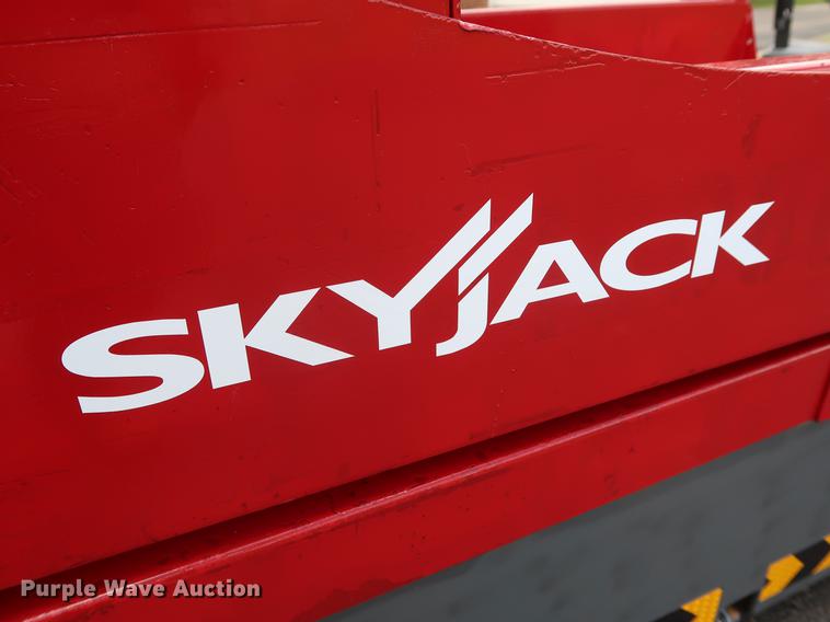 image for item FE9676 2014 Sky Jack SJ12 vertical lift