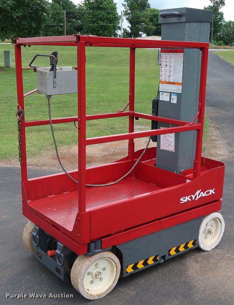 image for item FE9677 2014 Sky Jack SJ12 vertical lift