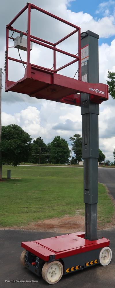 image for item FE9677 2014 Sky Jack SJ12 vertical lift