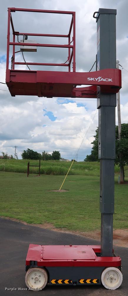 image for item FE9677 2014 Sky Jack SJ12 vertical lift