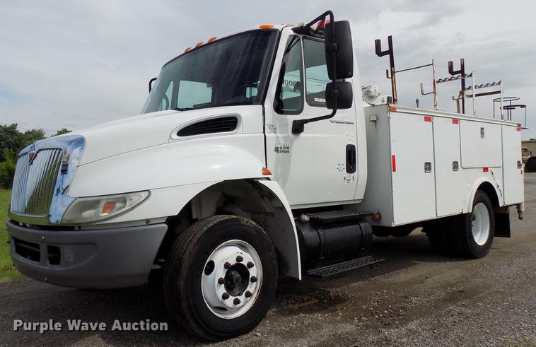 image for item FJ9282 2004 International 4300 service truck with crane