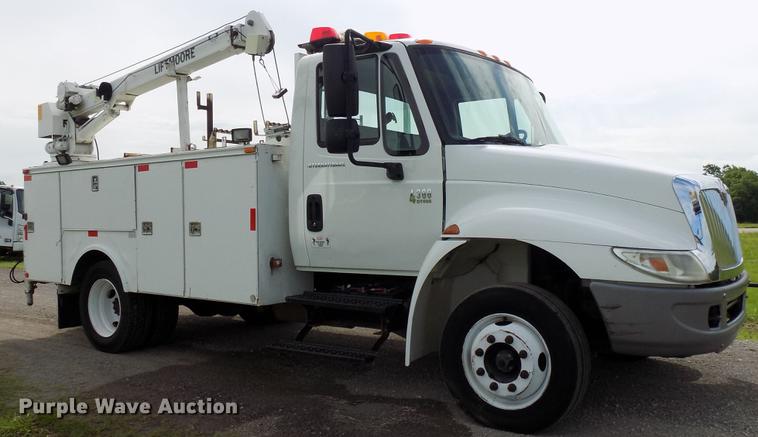 image for item FJ9282 2004 International 4300 service truck with crane