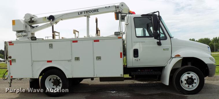 image for item FJ9282 2004 International 4300 service truck with crane