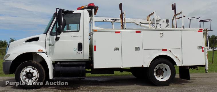 image for item FJ9282 2004 International 4300 service truck with crane