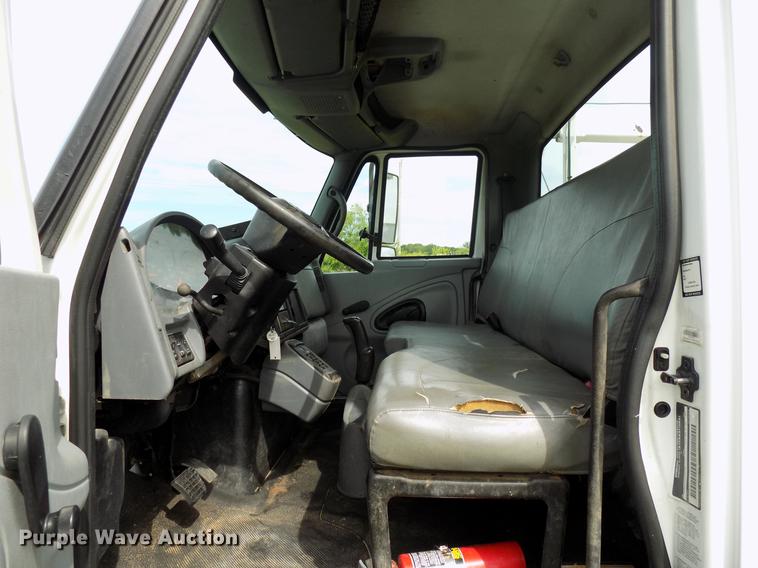 image for item FJ9282 2004 International 4300 service truck with crane