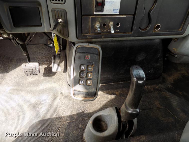 image for item FJ9282 2004 International 4300 service truck with crane