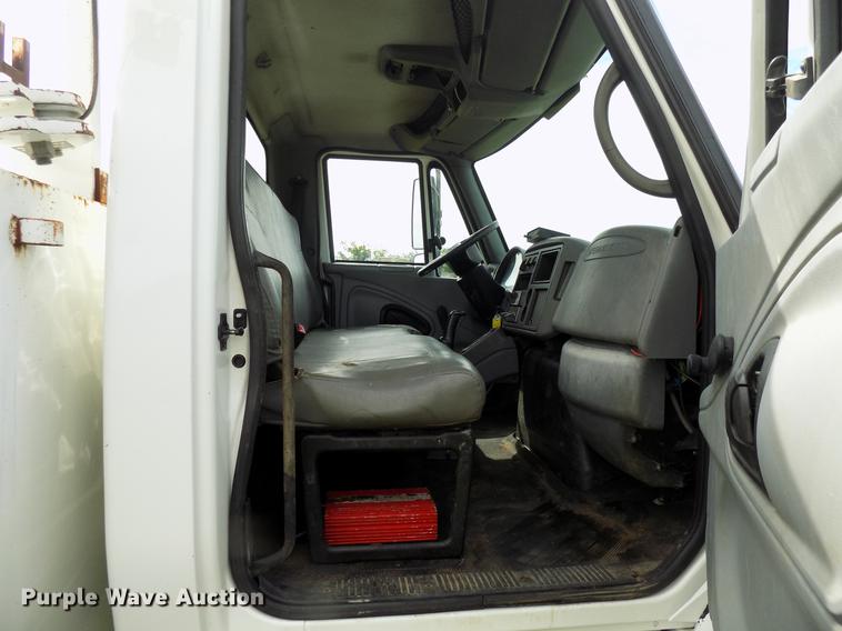 image for item FJ9282 2004 International 4300 service truck with crane