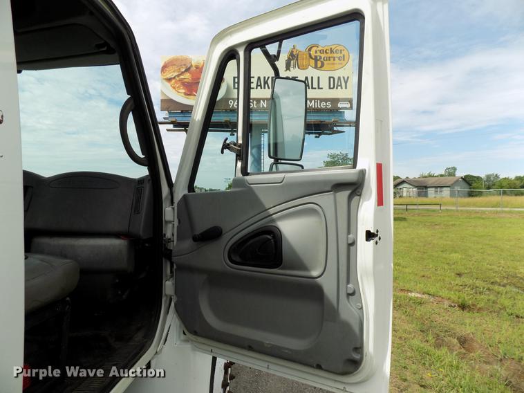 image for item FJ9282 2004 International 4300 service truck with crane