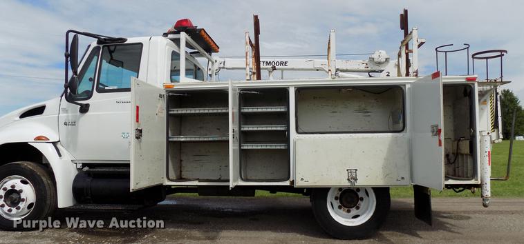 image for item FJ9282 2004 International 4300 service truck with crane